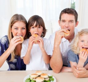Πώς αξιολογείτε τις διατροφικές συνήθειες της οικογένειάς σας; Κάντε το κουίζ και μάθετε πόσο... μέσα πέφτετε!