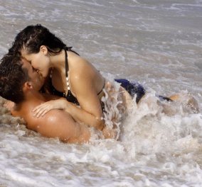 Ζευγάρι Ιταλών έκαναν έρωτα μέσα στη θάλασσα αλλά ο κόλπος... έκλεισε και δεν ξεκολλούσαν - Τους... ξεκόλλησαν με ένεση στο νοσοκομείο! - Κυρίως Φωτογραφία - Gallery - Video