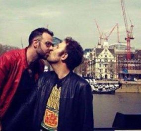 Το Facebook «κατέβασε» αυτή την φωτογραφία του Κορτώ που φιλά τον σύζυγό του- viral στους "τοίχους" εκατοντάδων fan του‏!