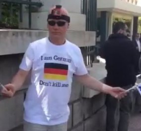 Που να πιάσουν οι ζέστες: Γερμανός στέκεται έξω από τη Βουλή και ζητά από τους Έλληνες να μην τον... σκοτώσουν