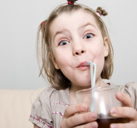Πώς και γιατί η περίοδος εμφανίζεται νωρίτερα στα κορίτσια που πίνουν αναψυκτικά με ζάχαρη