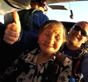 H γιαγιά Χριστουγεννιάτικο θαύμα! Κάνει skydiving με πάθος στα 81 παρακαλώ - Ποτέ δεν είναι αργά! (Βίντεο)