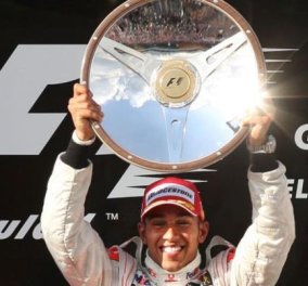 48 εικόνες Lewis Hamilton - Όλη η ζωή στο... κόκκινο του Παγκόσμιου πρωταθλητή της Formula 1: Από 10 χρονών που γλυκοκοίταζε την MacLaren!