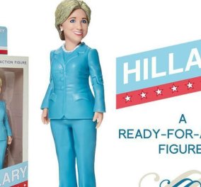 Μια κούκλα που... φέρνει γούρι & βγάζει Προέδρους! Να η Χίλαρυ-κούκλα με γαλάζιο κοστούμι, έτοιμη για τον Λευκό Οίκο!
