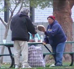 Πως φαντάζεται ότι ξοδεύει ένας άστεγος άνδρας 100 δολάρια που του έδωσε ένας περαστικός; Δείτε το απίστευτο βίντεο!