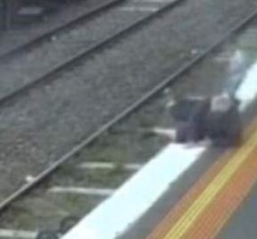 Βίντεο: 18 μηνών βρέφος πέφτει με το καροτσάκι σε γραμμές τρένου!