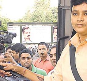 Top Woman η Ινδή που κάθισε για πρώτη φορά πίσω από τιμόνι λεωφορείου – Στόχος η καταπολέμηση των βιασμών