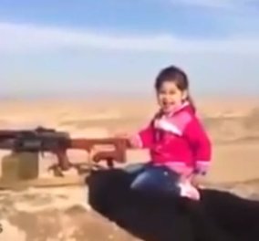 Ο θάνατος της παιδικότητας: Δείτε 5χρονη να πυροβολεί με πολυβόλο στο Ιράκ!