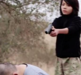 Πάγωσε η Υφήλιος: Βίντεο από το Ισλάμ δείχνει ένα 10χρονο αγόρι να εκτελεί Ρώσους πράκτορες