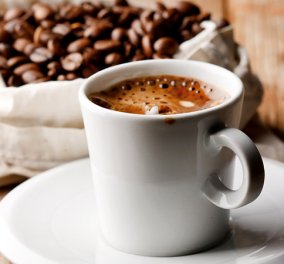 Αλήθεια ή... παραμύθια; Κατά πόσον τελικά η καφεΐνη μπορεί να μας κρατά ξύπνιους;