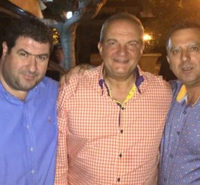 Με καρό πορτοκαλί πουκαμισάκι & φιλαράκια ο Κώστας Καραμανλής στη Ραφήνα