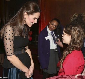  Με ζώνη σφιχτά δεμένη η έγκυος Δούκισσα Κέιτ Μίντλετον και μαύρη διαφανή μπλούζα ήταν η απόλυτη οικοδέσποινα χθες στο Kensigton Palace! (φωτό)