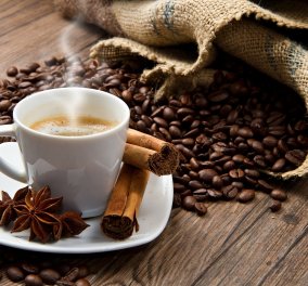 Όλα όσα πρέπει να γνωρίζετε για τον καφέ: Ποιες οι ευεργετικές του ιδιότητες & τι πρέπει να προσέχουμε