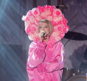 Τι ντύθηκε η εκκεντρική Lily Allen στον χορό των Ρόδων του Μονακό; Μα φυσικά τριαντάφυλλο ροζ και κιτς! 