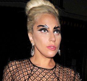 Lady Gaga: Εμφάνιση μέσα σε κλουβί σαν την τρελη με φτερά & στρας My God