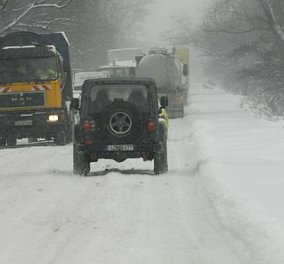Μαλακάσα: Τουλάχιστον 20 Ι.Χ. & ένα πούλμαν αποκλείστηκαν από το χιόνι - Ταλαιπωρία 2,5 ωρών για οδηγούς και επιβάτες