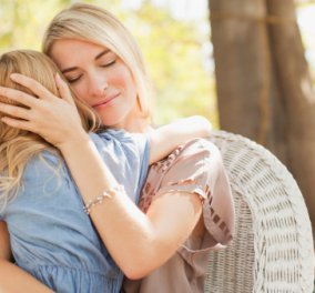 Η εξομολόγηση μιας μητέρας που ''ραγίζει'' καρδιές: «Αγκαλιάζω υπερβολικά τα παιδιά μου γιατί είμαι ολομόναχη»!