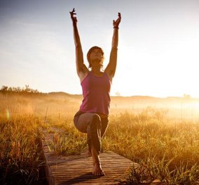 Morning Yoga: Για άφθονη ενέργεια όλη την ημέρα: Να και το βίντεο για να ακολουθήσετε τα βήματα μόνες σας‏!