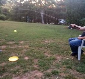 Ξεκαρδιστικό βίντεο: Μπαμπάς βαριέται να παίξει baseball με τον γιο του & βρίσκει μια απίθανη εφεύρεση...