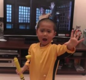 Ο 5χρονος φαν του Bruce Lee - Αναπαριστά με με ακρίβεια μία σκηνή από την ταινία του 1972 "Game of Death''