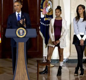 Δείτε τις κόρες του Ομπάμα, δεσποινίδες με σούπερ μίνι αλλά βαριούνται!: Ποιος έγραψε κακίες για τις κόρες του Προέδρου; (φωτό)