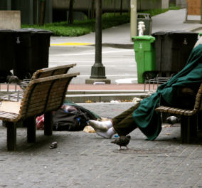 Γαλλία: Ξήλωσαν τα... παγκάκια για να μην κοιμούνται οι άστεγοι!