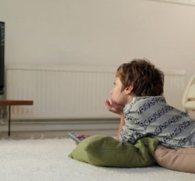 Τι μπορεί να πάθει ένα παιδί από την πολλή τηλεόραση; Ποιοι κίνδυνοι παραμονεύουν;