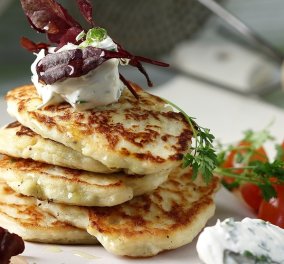 Άκη make our day: Ο ταλαντούχος σεφ μας ετοιμάζει τα πιο νόστιμα pancakes με πατάτες! Είστε έτοιμοι;