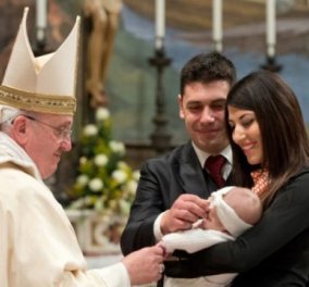 "Είστε ελεύθερες να θηλάσετε" είπε ο Πάπας στις γυναίκες στην Καπέλα Σιστίνα μετά τις 33 βαφτίσεις που έκανε!