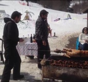 Πάσχα μετά χιονιά - Σούβλισαν αρνί μέσα στο χιόνι στην Κοζάνη! (βίντεο)