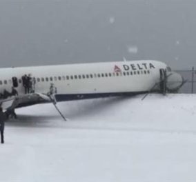 ΗΠΑ: Αεροσκάφος έπεσε σε φράχτη λόγω χιονόπτωσης - 24 τραυματίες - Χιλιάδες πτήσεις ακυρώθηκαν (βίντεο)