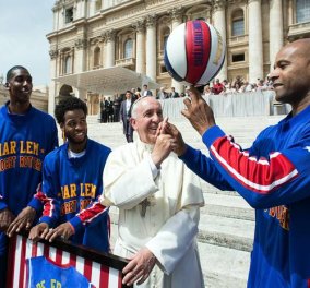 Το βίντεο της ημέρας: Ο Πάπας μαθαίνει μπάσκετ, παίζει την μπάλα στα δάχτυλα και αποκτά τη δική του φανέλα!