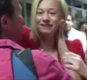 Ξέσπασε σε δάκρυα η Ραχήλ Μακρή στην ΕΡΤ - Αγκαλιές και φιλιά με τους εργαζόμενους (βίντεο)