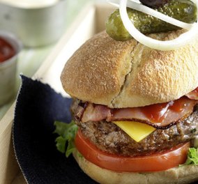 O Άκης Πετρετζίκης μας προτείνει το πιο νόστιμο, μαλακό και απλό burger που υπάρχει για να το πάρουμε στην δουλειά μας!