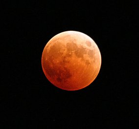 "Ματωμένο" φεγγάρι σήμερα λόγω ολικής έκλειψης της Σελήνης ! Κόκκινο & πορτοκαλί, δείτε το βίντεο!