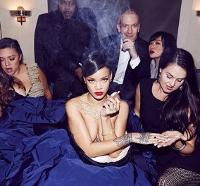 Ξαφνικά η Rihanna έβγαλε τη μεγαλοπρεπή μπλε τουαλέτα της και φωτογραφήθηκε με το πούρο ανά χείρας! (φωτό)