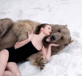 Maria Sidorova & Lidia Fetisova: Οι 2 πανέμορφες Ρωσσίδες ποζάρουν ημίγυμνες με μια αρκούδα για να συγκινήσουν τους κυνηγούς