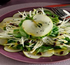 Σαλάτα με σπανάκι, ξινόμηλο, σάλτσα σταφίδας και σαγκουίνι για το γιορτινό σας τραπέζι από την Νένα Ισμυρνόγλου!