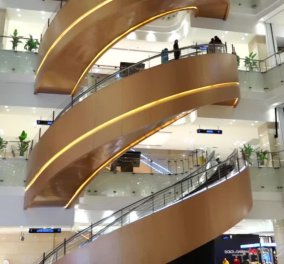 Αυτές είναι οι πιο περίεργες κυλιόμενες σκάλες: Βρίσκονται σε εμπορικό κέντρο της Σανγκάης & εντυπωσιάζουν τους πάντες! (Βίντεο)