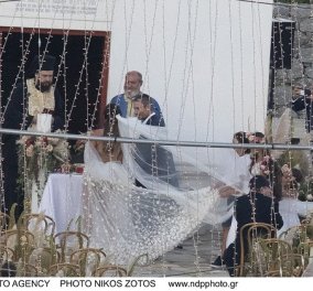 Οι πρώτες "καθαρές" φωτογραφίες από τον γάμο του καλοκαιριού: Εριέττα Κούρκουλου Λάτση - Βύρων Βασιλειάδης στο ρομαντικό σκηνικό της Μυκόνου