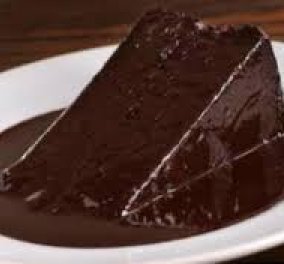 Μμμ – Νόστιμη , πανεύκολη και γρήγορη σοκολατόπιτα  που λιώνει στο στόμα από τον σεφ Άκη Πετρετζίκη 
