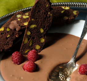 O κορυφαίος ζαχαροπλάστης Στέλιος Παρλιάρος μας τρελαίνει με μια πεντανόστιμη σούπα σοκολάτας με μπισκότο σοκολάτας