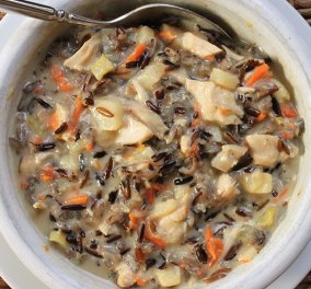Για σήμερα σας έχουμε μια λεμονάτη & γευστική κοτόσουπα με άγριο ρύζι και λαχανικά από τον Δημήτρη Σκαρμούτσο! Ό,τι πρέπει για το κρύο!