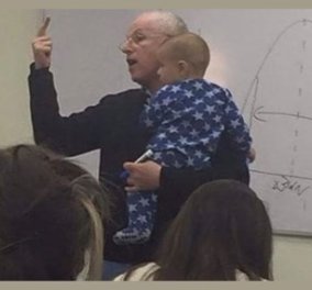 Τρυφερό story: Μωρό φοιτήτριας άρχισε να κλαίει εν ώρα μαθήματος & ο καθηγητής το πήρε αγκαλιά για να το ηρεμήσει