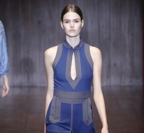 Η νέα τάση είναι η τζιν φούστα αλά 70's - Ιδέες από την Vogue για το πώς να την φορέσετε!