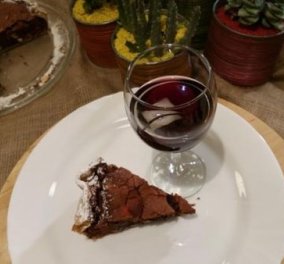 Όταν ο αρχιερέας της ζαχαροπλαστικής Στέλιος Παρλιάρος ποιεί: Τάρτα σοκολάτας με δαμάσκηνα & κρασί