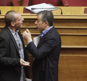 Βαρουφάκης - Θεοδωράκης: Ένταση & ανησυχία στο 20λεπτο που τα είπαν οι 2 τους στη Βουλή!(Φωτό)