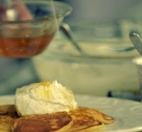 Τις νοστιμότερες τηγανίτες με γιαούρτι και μέλι μας ετοιμάζει για σήμερα ο Δ. Σκαρμούτσος - Μούρλια! (βίντεο)