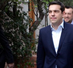 O Aλέξης Τσίπρας ορκίστηκε με πολιτικό όρκο Πρωθυπουργός της χώρας - Συμβολική εναπόθεση λουλουδιών στο μνημείο πεσόντων στην Καισαριανή