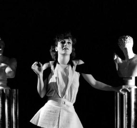 Vintage Beauty Story: Όταν το 1930 η Τζόαν Κρόφορντ πόζαρε ως μανεκέν Αφροδίτη πλάι σε αρχαία Ελληνικά Αγάλματα!